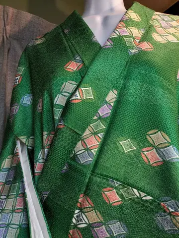 옐로우 그린 색상에 빨간색이 들어간 마름모꼴 무늬 코몬 기모노 (하자품)