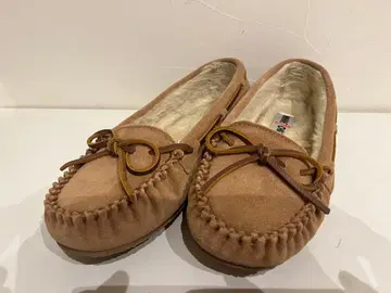 미네통카 베이지 스웨이드 모카신 리본 포함