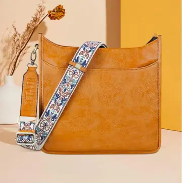 카멜 색상 숄더백 장식 스트랩 포함 M 사이즈 KITATU