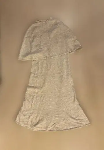 RANDEBOO 케이프 포함 슬리브리스 니트 롱 원피스 그레이