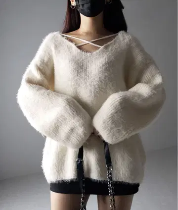 크로스 스트랩 컷 아웃 루즈 샤기 니트