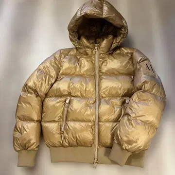 후드 부착 베이지 다운 자켓
