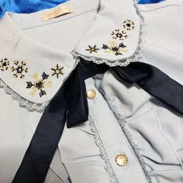 프릴 리본 포함 라이트 블루 셔츠 M