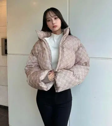 새상품 ENVYM 모노그램 크롭 다운 자켓 베이지