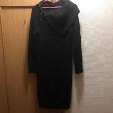 지퍼 달린 블랙 니트 원피스