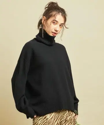 유나이티드 애로우즈 울 캐시미어 루즈 터틀넥 니트 풀오버