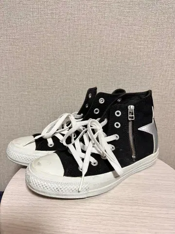 지퍼 달린 블랙 하이컷 스니커즈