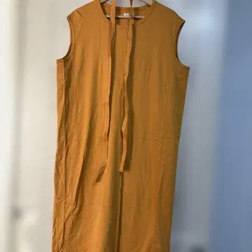 UNIQLO U 슬리브리스 롱 원피스 머스타드