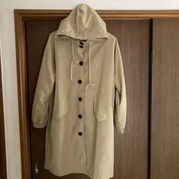 베이지 후드 부착 트렌치코트