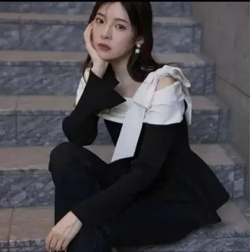 리랜드트루 오프숄더 리본 도킹 니트