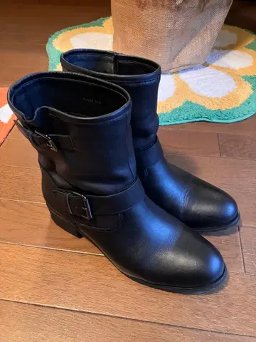 벨메종의 BENEBIS (베네비스) 블랙 버클 부츠