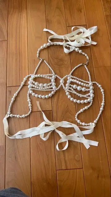 화이트 펄 리본 뷔스티에