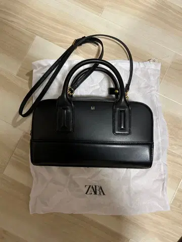 [ 새상품급 ] ZARA 블랙 스퀘어형 숄더백