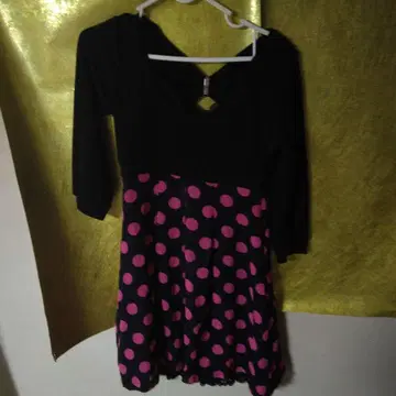 블랙과 핑크 도트 긴팔 원피스