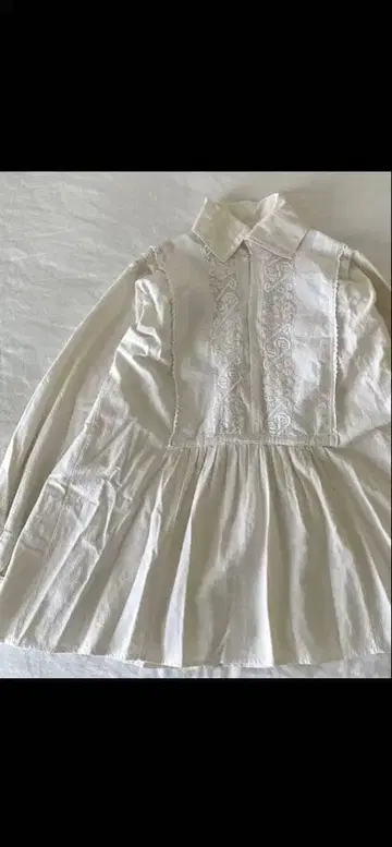 앤티크 자수 장식 화이트 A라인 셔츠 우크라이나