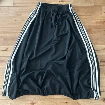 롱 스커트 블랙 저리 사이드 라인 드로스트