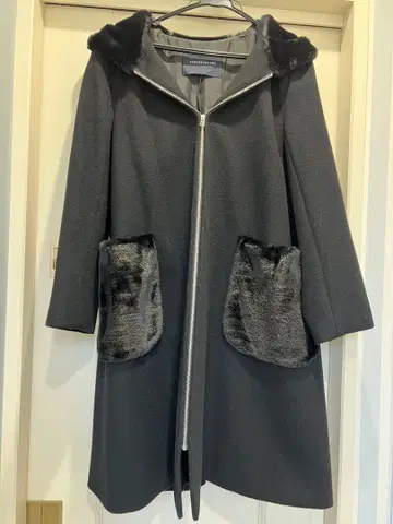 투모로우랜드 퍼 후드 블랙 롱 코트