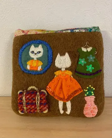 외출 준비 중인 하얀 고양이 양모 펠트 원단 파우치