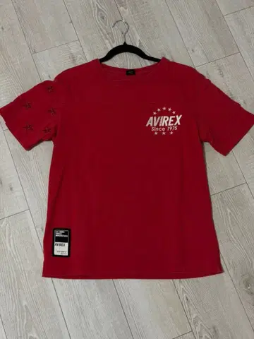 AVIREX 레드 T셔츠 별 자수