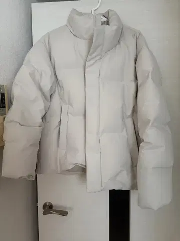 라이트 그레이 박스 실루엣 다운 자켓