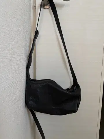 eat 블랙 가죽 숄더백