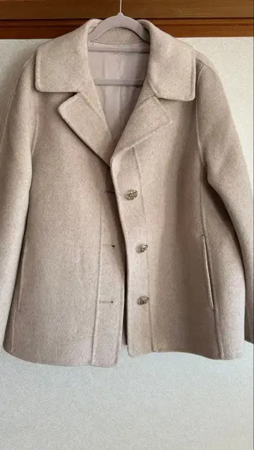 베이지 더블 브레스트 울 코트