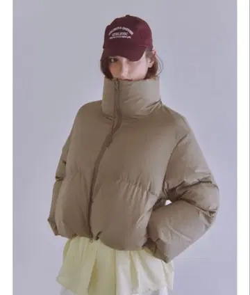 emmi 올리브 크롭 형태 다운 코트