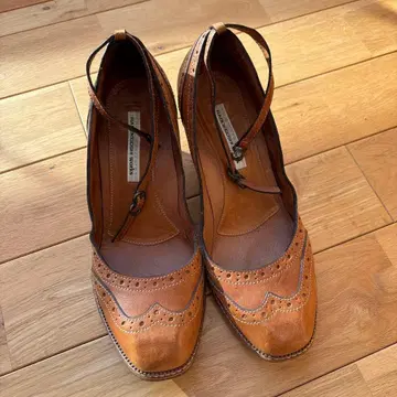 브라운 가죽 스트랩 펌프스