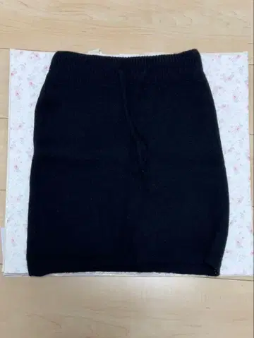 ANDRLE&CO 블랙 무릎 기장 타이트 스커트