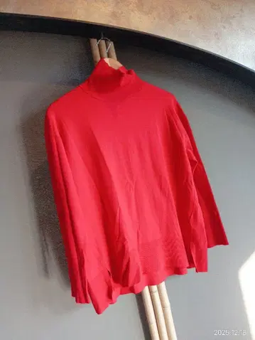 새상품급!! UNF/LO 터틀넥 스웨터