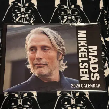 매즈 미켈슨 Mads Mikkelsen 2026 달력 새상품