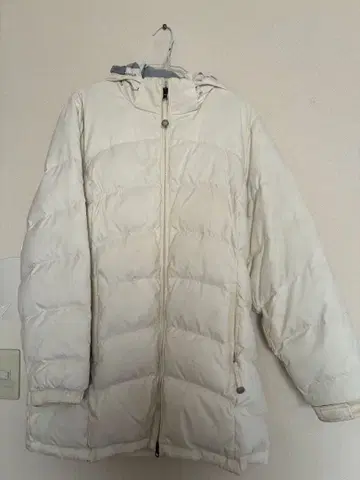 화이트 후드 부착 다운 자켓