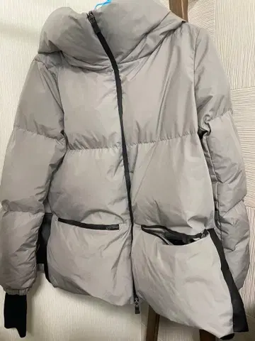 헬레노 그레이 후드 부착 다운 자켓