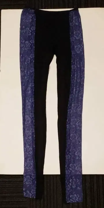 YUMA KOSHINO 레이스 절개 레깅스