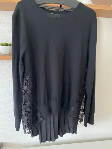 네미카 블랙 레이스 플리츠 긴팔 니트