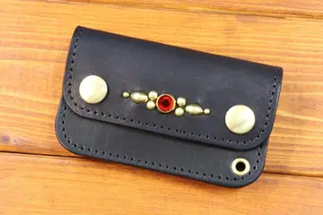 스터드 미니 트래커 지갑 도치기 가죽 사용