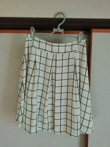 플레어 스커트 화이트/블랙 체크 무늬