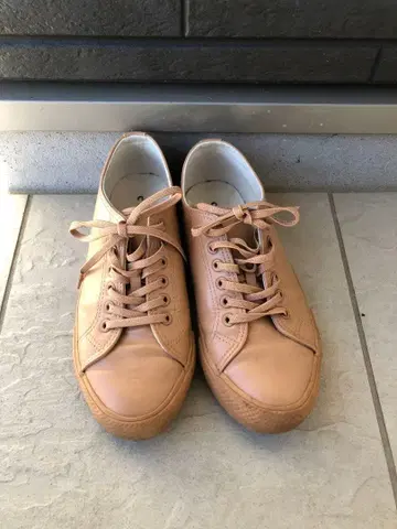 베이지 가죽 스니커즈