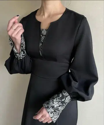 JUNOAH 자카드 키넥 머메이드 원피스 블랙 자수