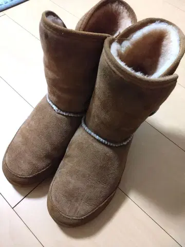 미네통카 사이드 버튼 클래식 퍼그 부츠