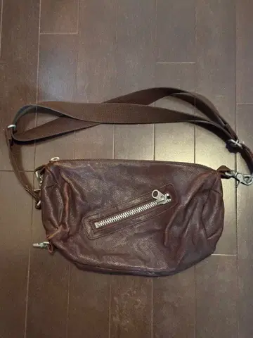 Bulter Water Safe 브라운 가죽 바디백