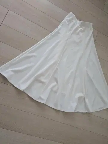 meri 메리 플레어 스커트 화이트 맥시 길이 프리 사이즈 허리밴딩