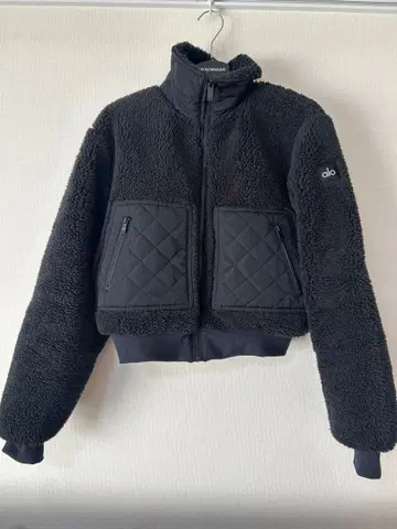 alo 쉘파 엣지 보머 아우터 블랙 크롭 플리스 자켓