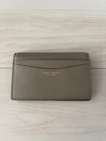 MARC JACOBS 그레이 이단 접이식 지갑