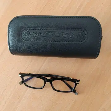 스타일리시 블랙 프레임 안경