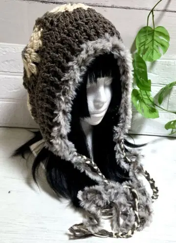 그랜니 스퀘어 커다란 꽃 모티브의 퍼 달린 보닛 모자 애쉬 브라운