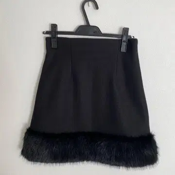 SWINGLE 밑단 퍼 사다리꼴 미니 스커트