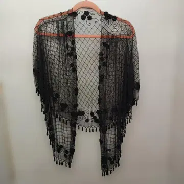 택 포함 새상품 KOOS 블랙 자수 비즈 장식 숄