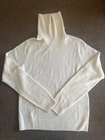 유니클로 캐시미어 터틀넥 스웨터 XS 미착용