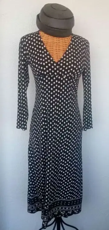 로라 애슐리 블랙 앤 화이트 도트 무늬 V넥 저지 원피스